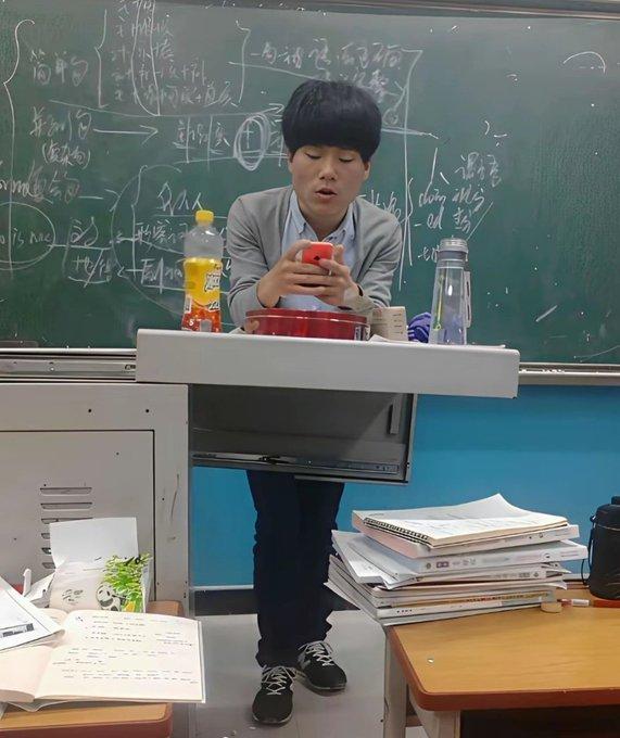 翻到董宇辉当年在新东方教书的老照片。一瞬间被岁月戳中。那时候还是标志性锅
