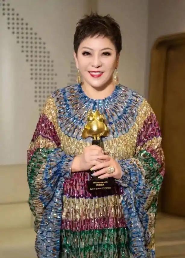 向太说，我刚生完孩子，医生向我祝贺：“恭喜你，生个男孩。”然而，我满脸不悦的回怼