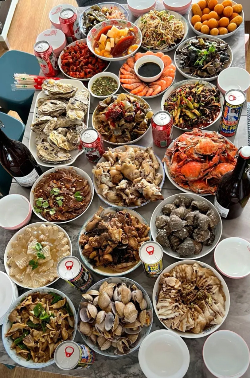 20个菜，10个人吃，人均两盘菜吃得完吗？