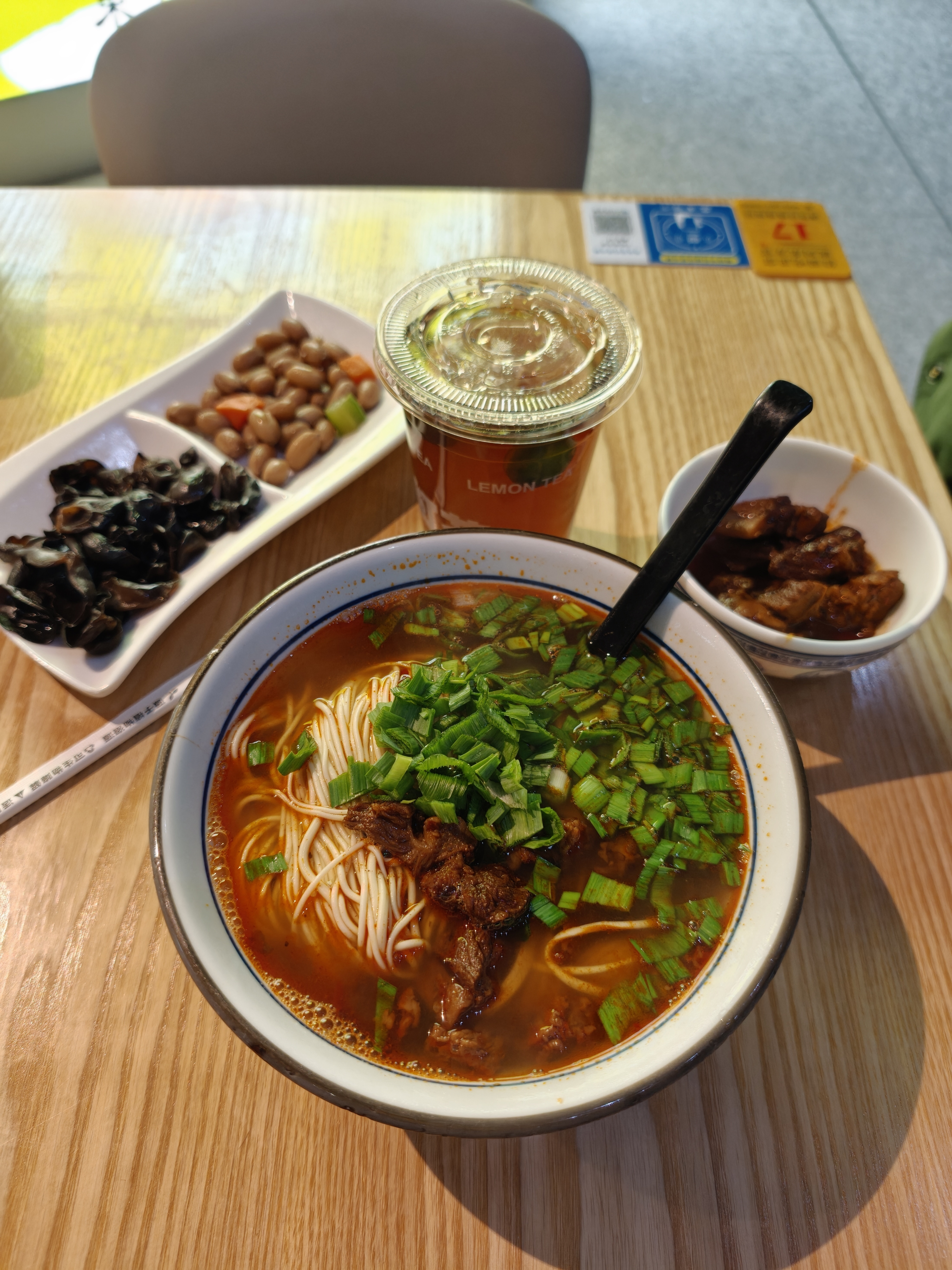 落地北京，第一件事就是来一份牛肉面加牛肉，还是这玩意吃着过瘾