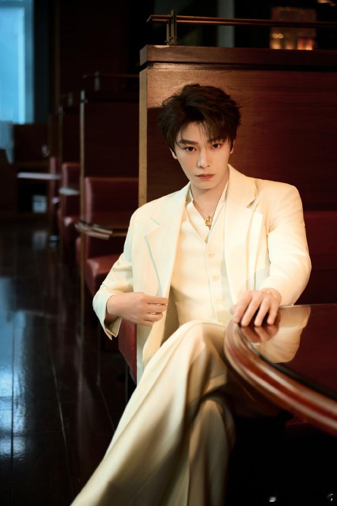 丁禹兮极简白丁禹兮极简白造型真的是太帅了呀，完全就是心目中的白马王子呀，发