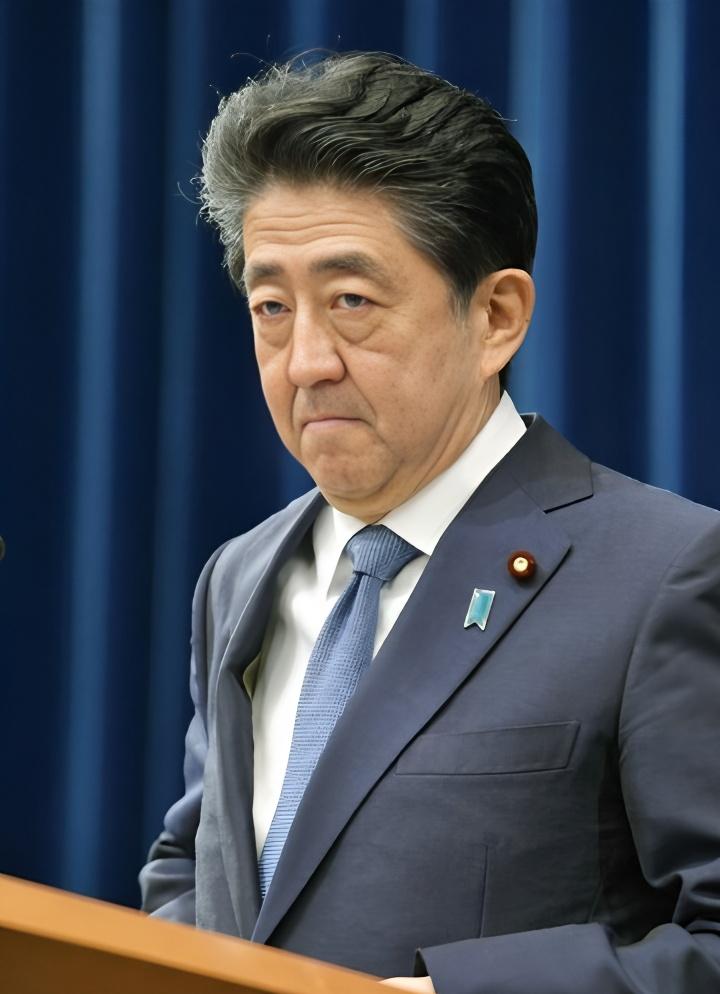 52岁的山本拓和小自己9岁的高市早苗结婚，此后夫纲不振，为了家族兴旺改名高市拓。