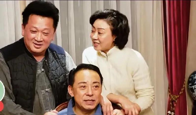 郁钧剑与李胜素、于魁智这张合照，我看像是饮酒后的微醺状态。我老公说，他们