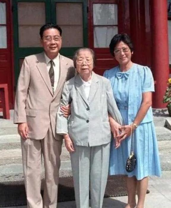 1992年7月，邓颖超因病离世，谁知，邓颖超留下的最后一句话竟是“李鹏”二字，这