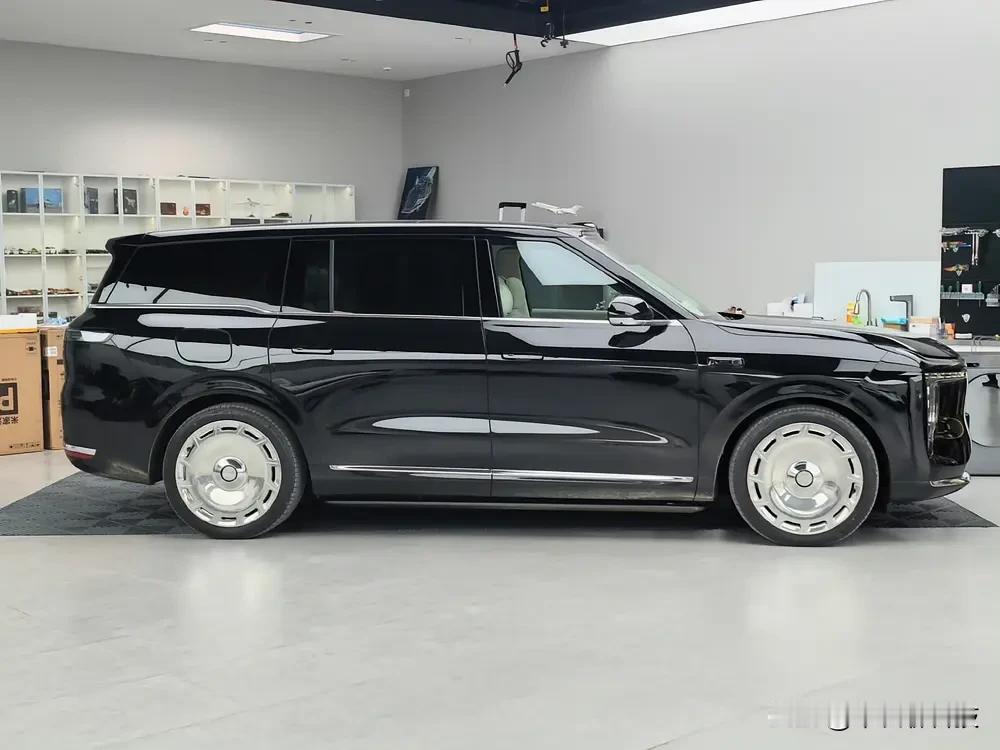 试驾智己LS9后，终于懂为啥25分钟大定破5000台了！本来以为这么大的六座