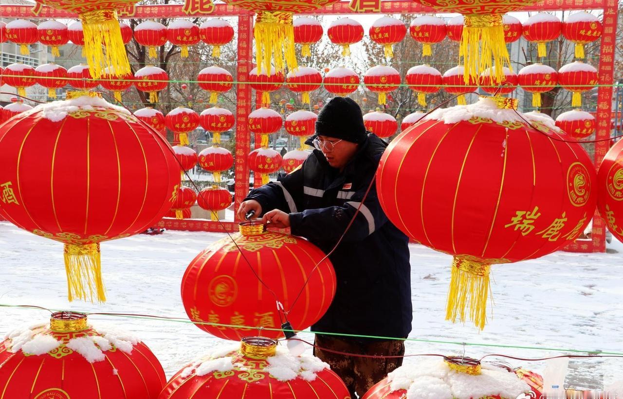 腊月初挂彩灯迎新春农历腊月初，武威城区的各大广场、公园及主干道上，工人们正