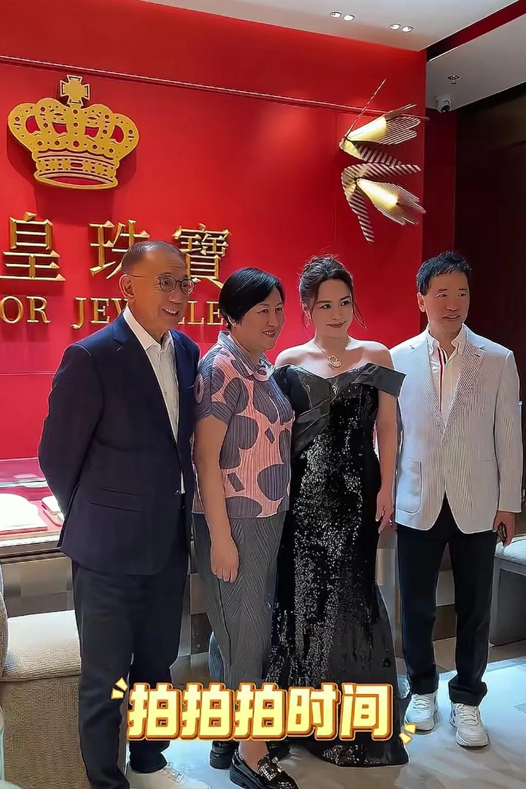 英皇珠宝杭州店开业，店门口挂了一件价值连城的“黄金龙袍”，谁说谢霆锋开演唱会是为