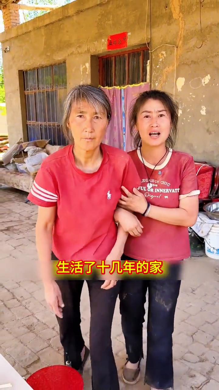你们看我家围墙的外面就是祖国最热的地方吐鲁番的火焰山，就在这一墙之隔的旁边，很近