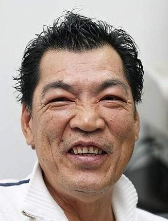 1985年，一个刚出狱的“黑社会”，卡里只剩47块。没人敢用他。除了梁小龙。