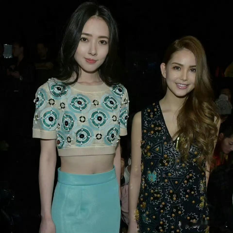 左边是郭碧婷，右边是昆凌郭碧婷是向太选的，昆凌是周杰伦自己选的。感觉还是老人