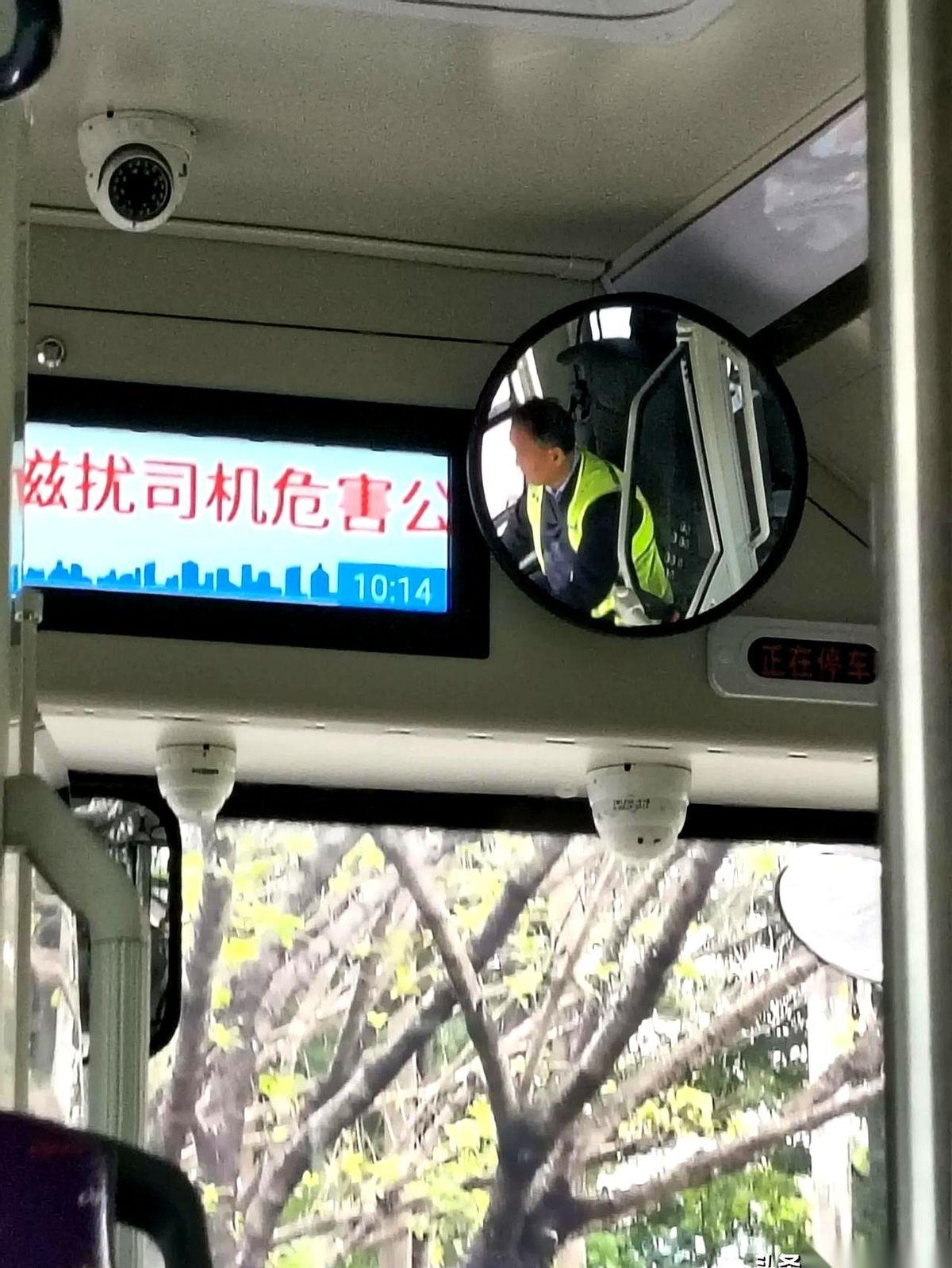 深圳328路公交车上，一个司机师傅突然解开安全带，冲我们喊了句“等等我来！”全