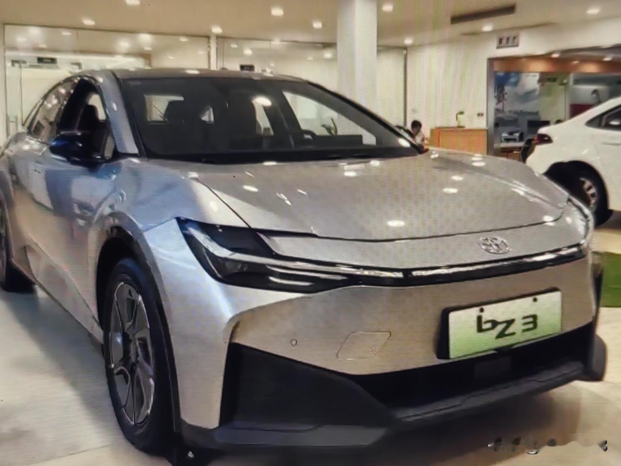 友们如果你想找一款既智能、又舒适、又有家的感觉的智能的电家轿，我来给大家推荐一汽