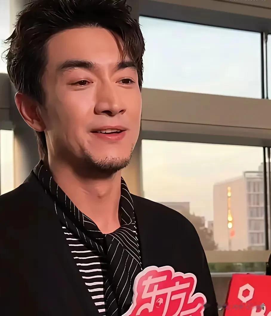 林更新突然间老了十多岁，这胡子长得太难看了。怪不得林更新这么多年脸上都是干干净