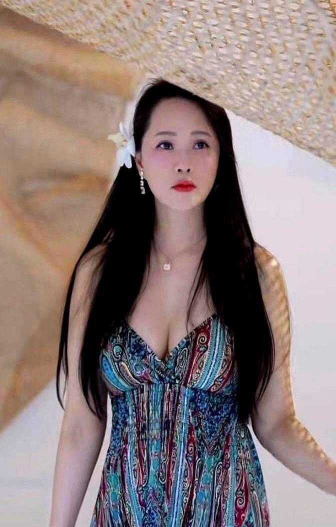 57岁，47岁，结婚十年。姐弟恋里最不被看好的这一对，反而成了最“没动静”的。