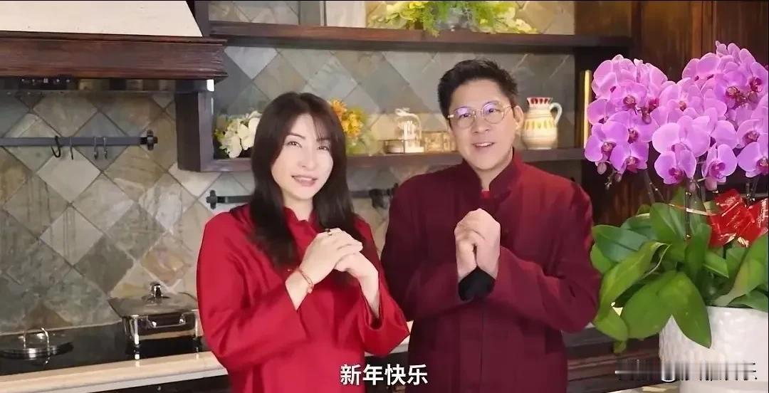 刚看霍启刚郭晶晶拜年视频，两口子穿红衣服，一个说普通话一个说粤语，手里拿个福字，