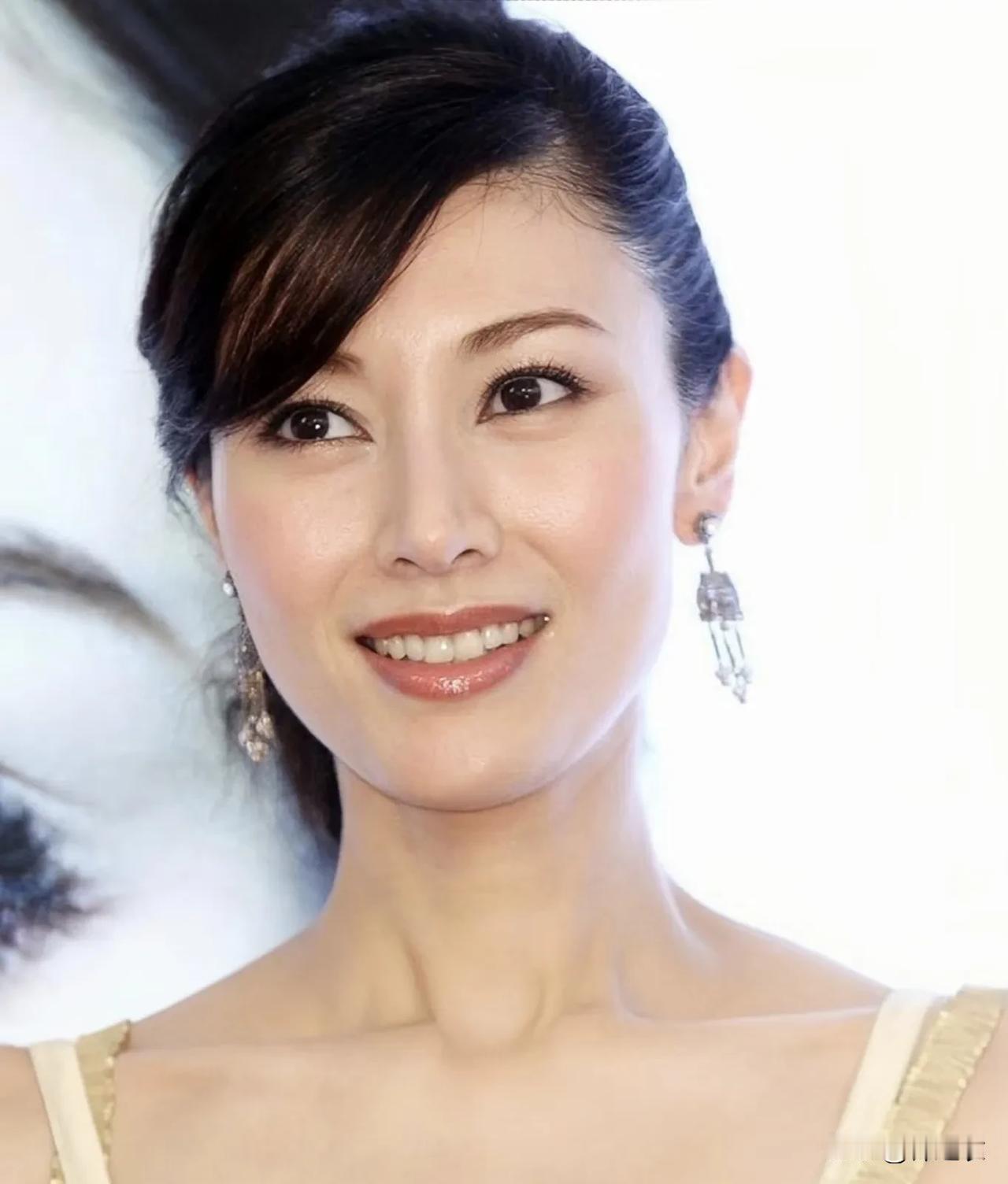 对于李嘉欣的美貌，现实中有多夸张，而有网友评论说；听过某家纺员工的爆料，不知道保