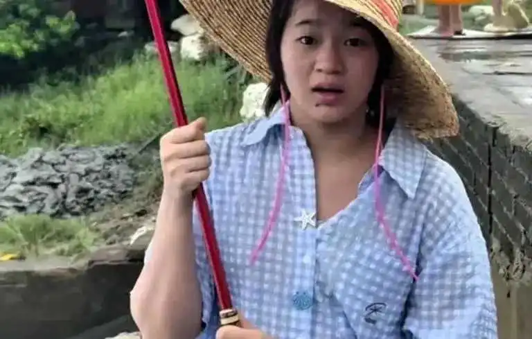 看不出来吧，这个女人超有钱的！