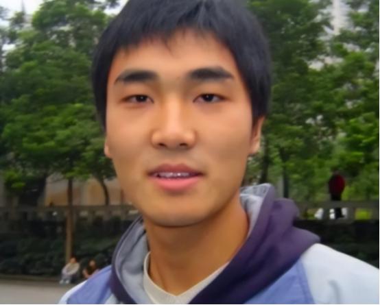 “每月就给我500块，资助不起装什么孙子！”2006年，贫困大学生向海清向媒体怒