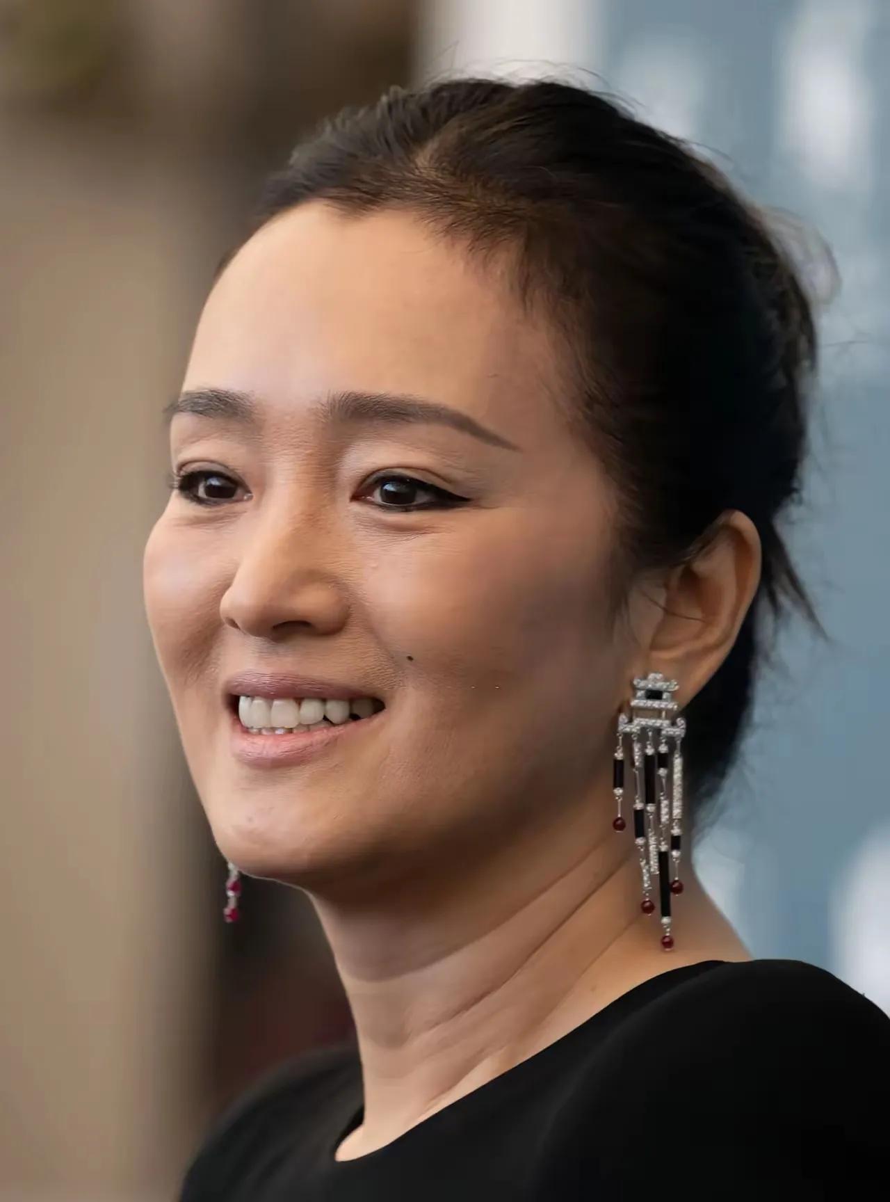 近看巩俐的牙齿，还都是原装的，没有烤瓷大白牙，演员一副美丽的牙齿，能为演员增添了
