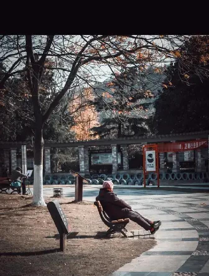 六十岁这道坎儿，其实是人生真正开始松绑的时候。过去几十年，你为了养家糊口、拉扯孩