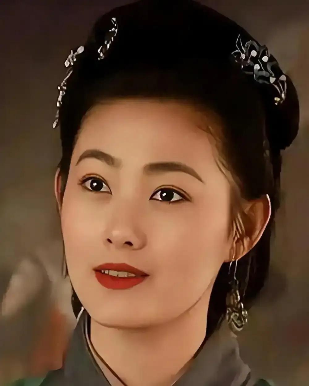 王思懿说，当年扮演潘金莲，最难的就是“头颅祭天”那场戏，死了之后，还得把脑袋被放