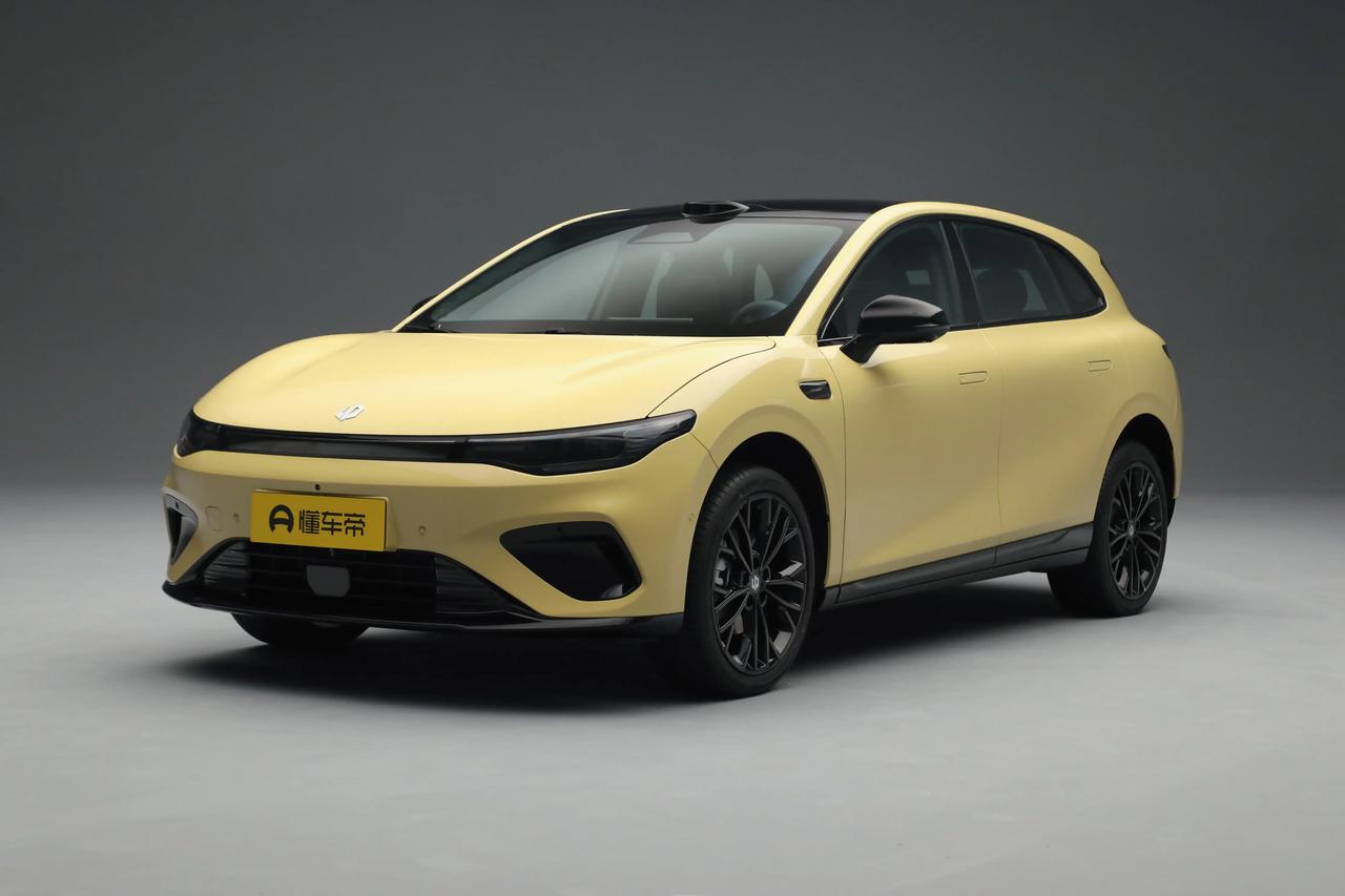 有点飘了，零跑Lafa5，降2万，才有可能爆款。两厢版的零跑Lafa5，