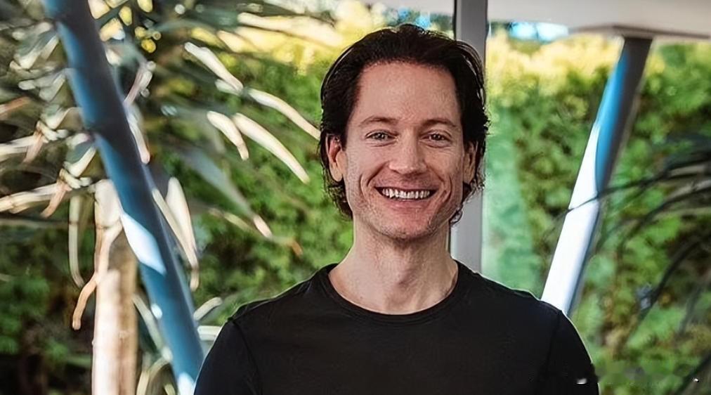 狂砸10亿，跟儿子“换血”的美国富豪，成为世界首位返老还童的人。麻烦各位读者