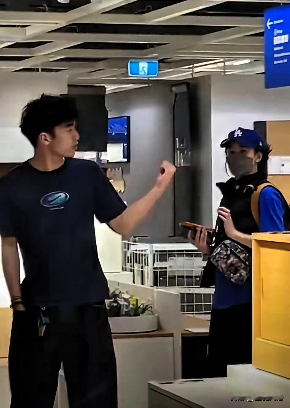 张柏芝凭母子同框，再登热搜！无关谢霆锋，全是藏不住的暖心与成长。澳洲宜家偶遇