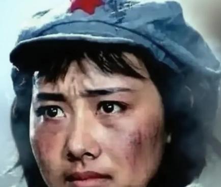 1937年马家军押解一队西路军女俘虏去青海，途中休息时，一匪兵朝周围看了看，压低