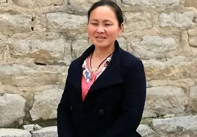 1994年，18岁女孩被人贩子以2700元卖给了放羊的人。洞房夜，女孩胆怯地蜷缩