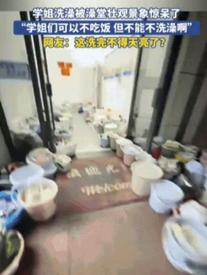 这下瞒不住了，不仅学姐知道了，全网有知道了！女生下课去洗澡，结果，刚走进澡堂，