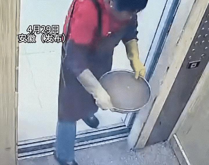 “太坏了！”安徽，大妈端着一盆污水进电梯，但她并不坐电梯，而是站在门口，将这盆废
