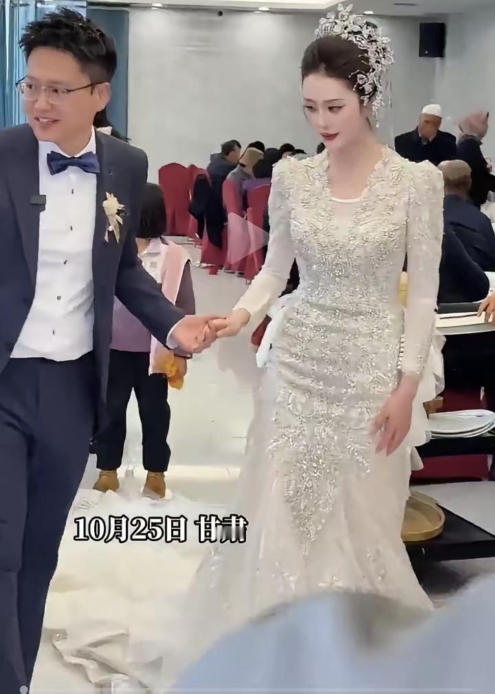 新娘的美貌,新郎的荣耀。新婚当天,新郎拉着新娘到处转,见个人就介绍“这是我老