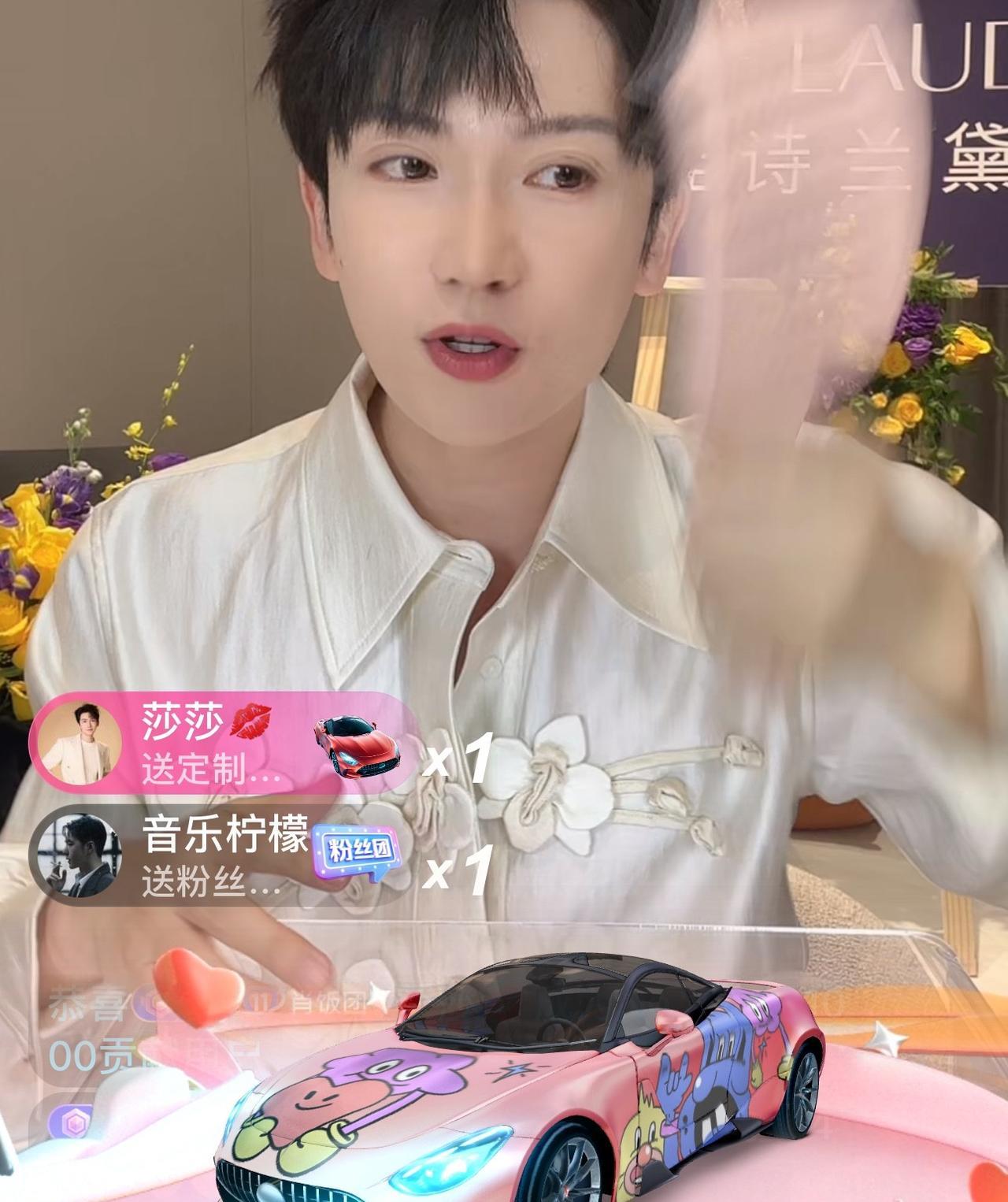 不愧是张兰最得意的主播啊！肖肖今晚的直播间里好热闹啊！他的主持功力和风格确实要