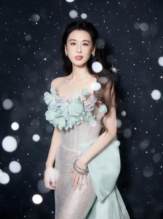 42岁黄圣依又美上热搜了！一袭黑色花朵鱼尾裙，身段窈窕如美人鱼，状态好到根本不像