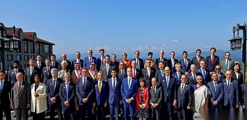 最近，美国北卡罗来纳州那场G20财长会议流出的一张大合影，在网上炸开了锅。照片