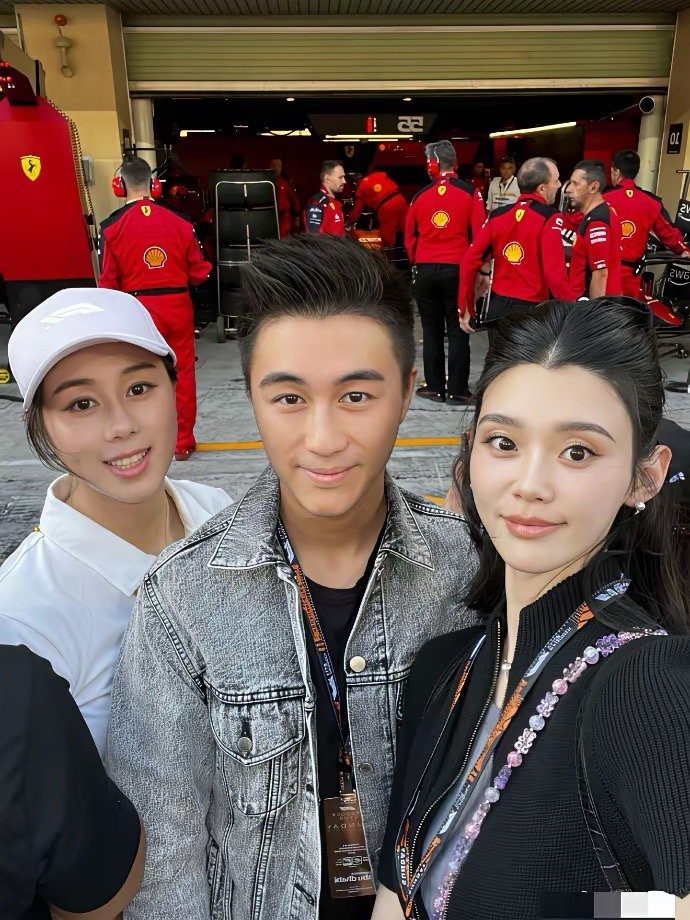 奚梦瑶确实情商高奚梦瑶只要不挨着何猷君合照，她就站直了…