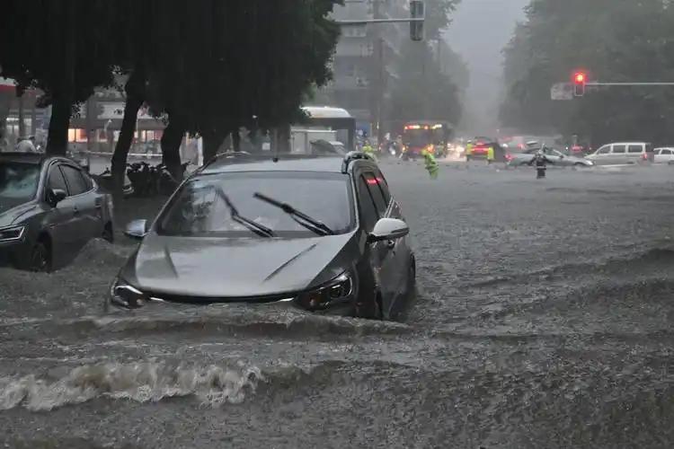 12号台风红霞快速增强，广东登陆临近，暴雨影响范围或扩大，今年第12号台风红霞的