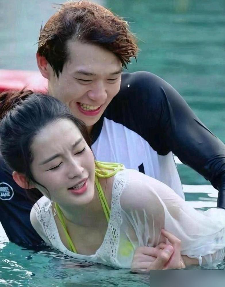 重看《千金归来》，才发现李沁的惊恐不是演的。一个拥抱，男演员猛地把她搂进怀里