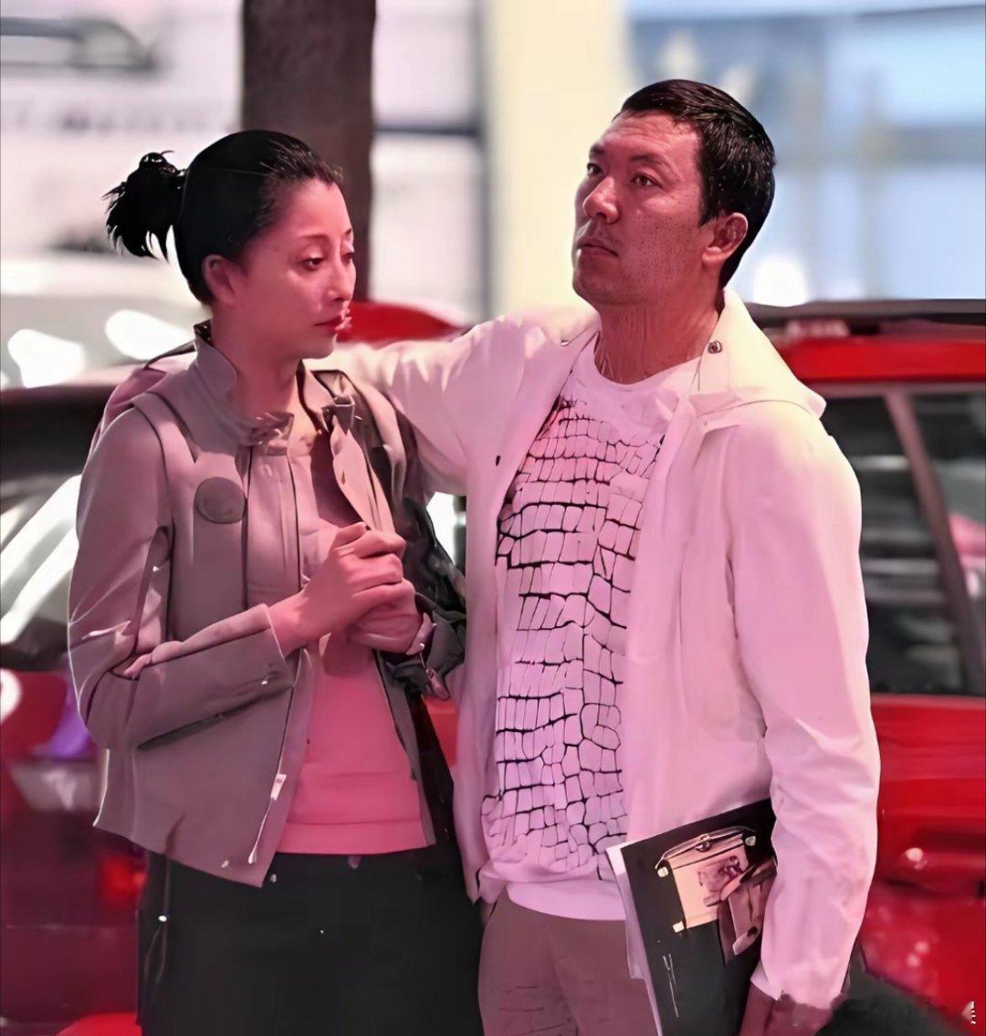 女明星在被富豪追求到手之前，那是光彩照人的明星；可一旦被玩腻，就成了一文不值的戏