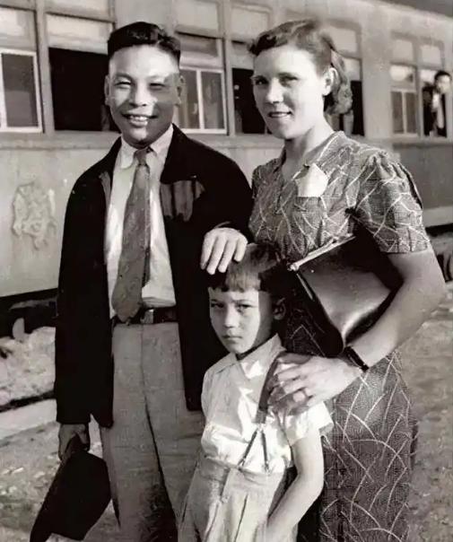 1939年，蒋经国的妻子蒋方良正在屋内行走。突然，她脱光了自己的衣服，从楼上跑到