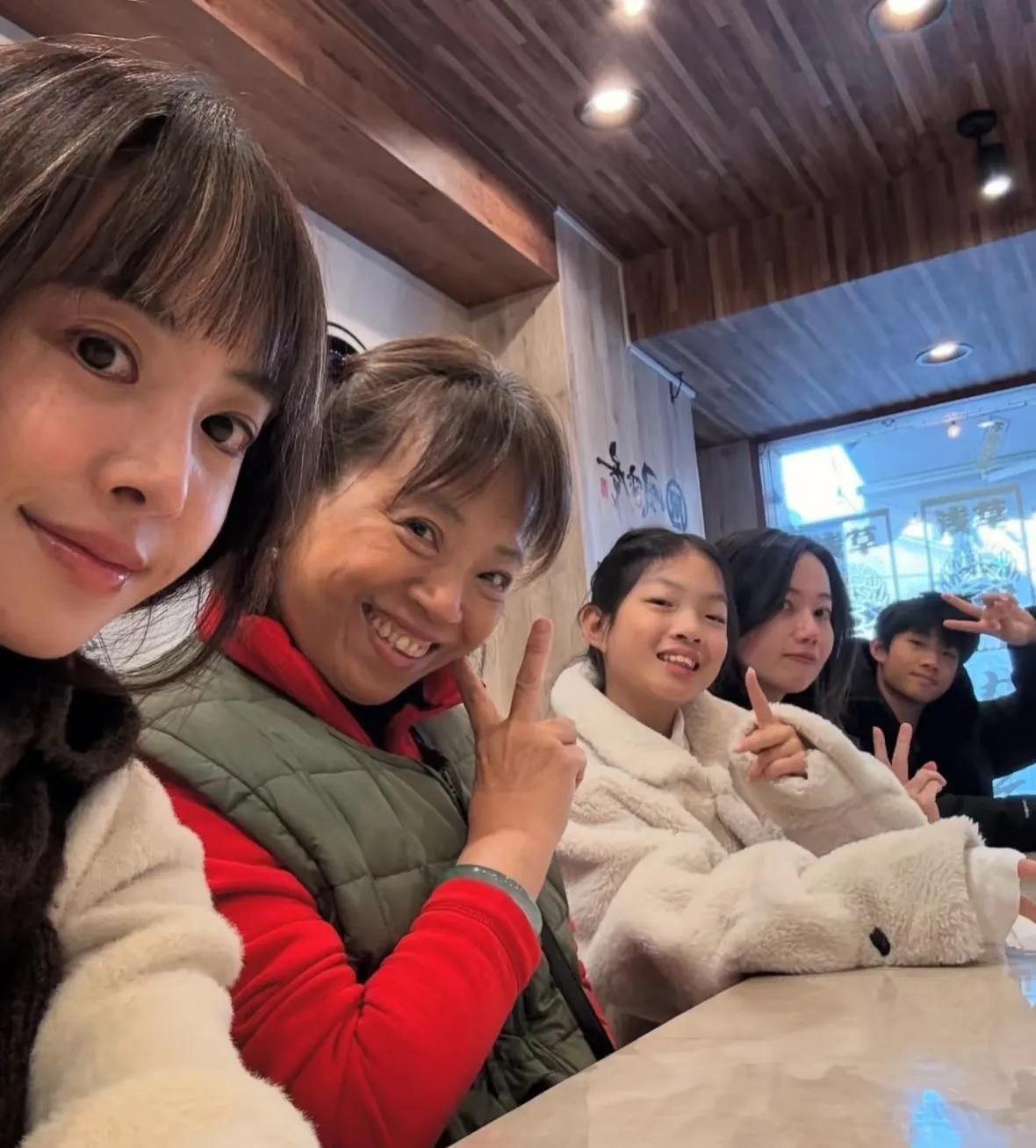 蔡依林一家人长得太像了，尤其是侧脸下巴的轮廓一模一样。蔡妈妈打扮朴素，笑得很开心