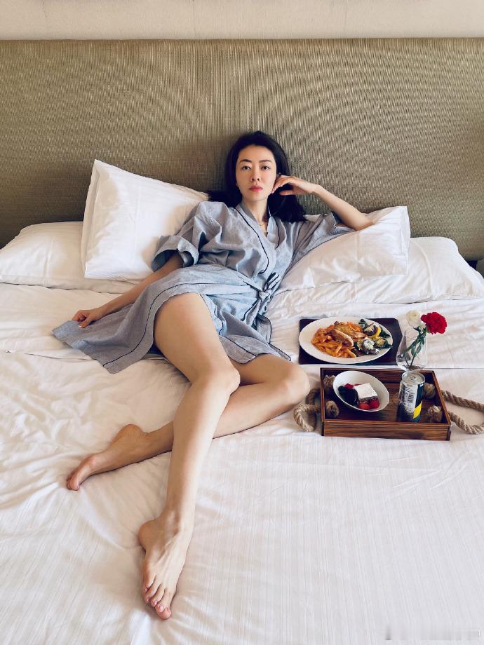 熊黛林一副生无可恋的炫耀大长腿诱惑感拉满