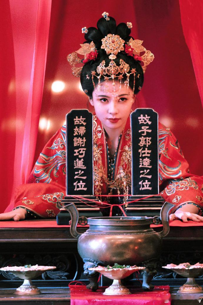 白鹿唐宫带哨进组《唐宫奇案》这波哨子名场面绝了！李佩仪险境掏哨，瞬间串台跑男，