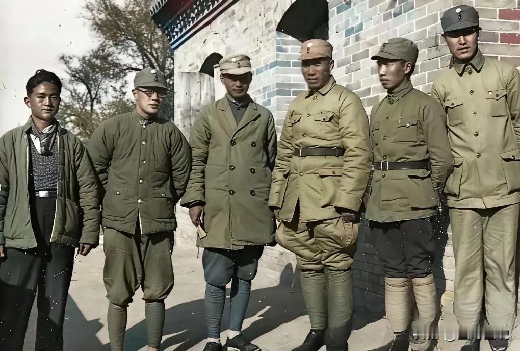 在这张老照片中，大家除了朱老总还能认出其他人吗？1937年，朱老总来到太原，看