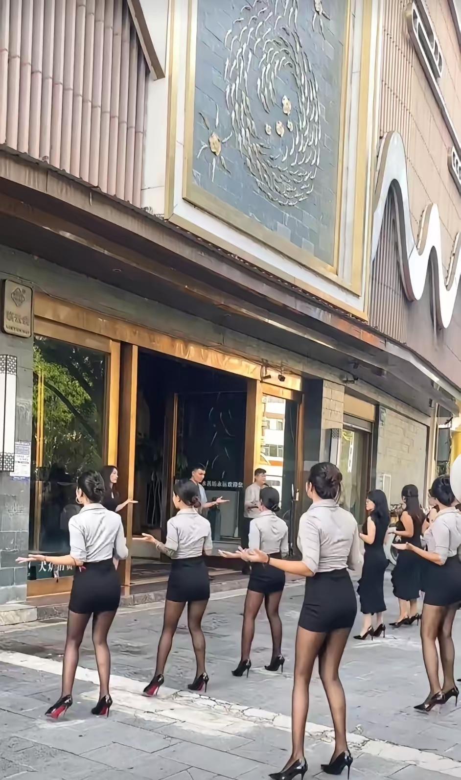 现在什么工作都不好干，这服务行业现在也要求学跳舞，还要穿着高跟鞋，这工作真是不容