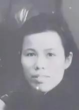 1949年，国民党撤往台湾时，宋美龄派人找到了戴安澜的遗孀王荷馨，对她说：“去台