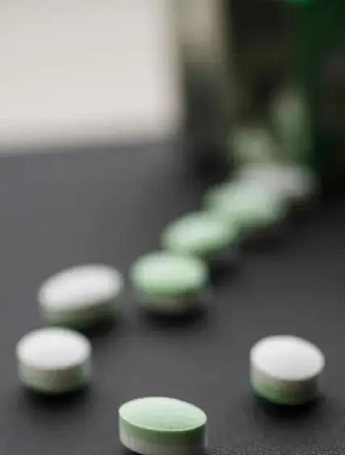 很多人晚上躺下就翻来覆去，脑子停不下来，好不容易睡着又突然醒了，第二天整个人昏沉