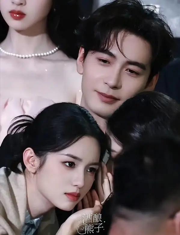 陈星旭，他怎么能那么温柔，那么有耐心啊看到左边的周也和右边的王玉雯趴在他的胸