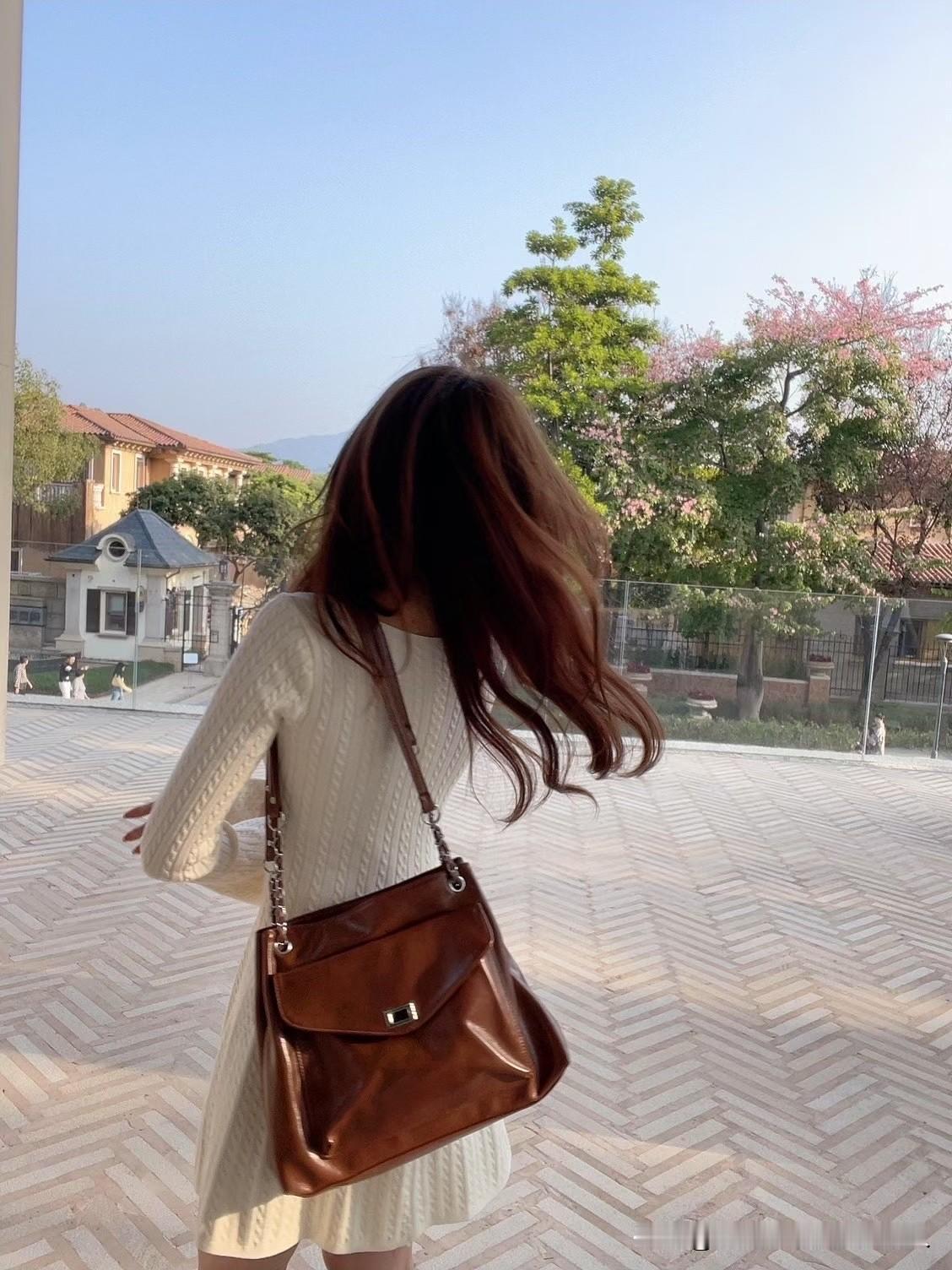 现在有几套房子的人，根本不关心房子的升降问题。他们既不会急着把房子挂出去卖，